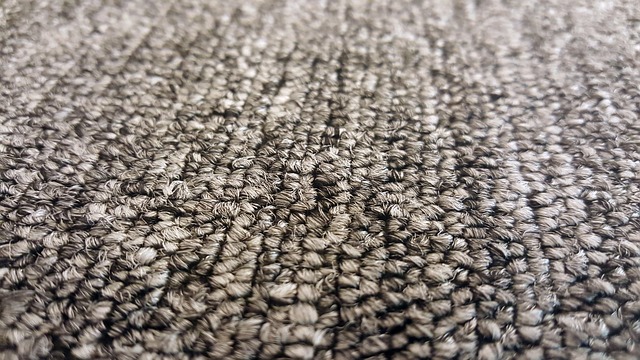 šedý koberec