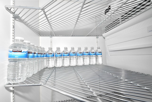 vnitřek chladničky